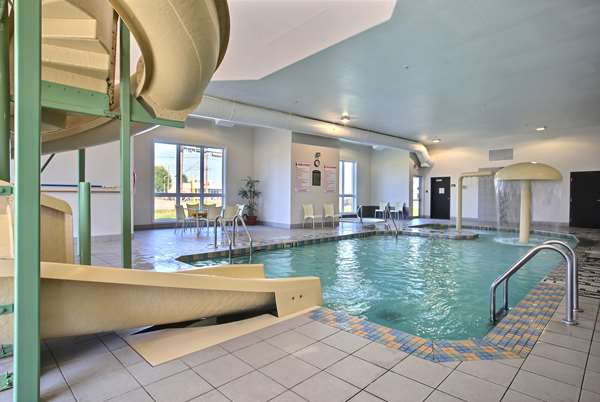Pool - Super 8 Hotel Trois-Rivieres