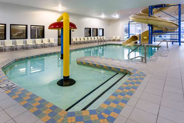 Pool - Super 8 Hotel Trois-Rivieres