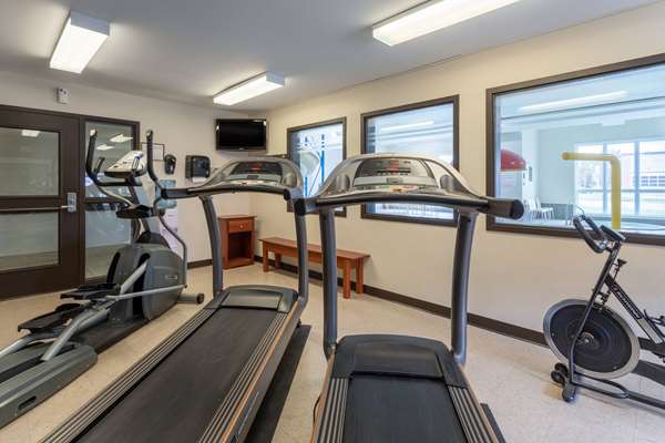 Fitness/ Exercise Room - Super 8 Hotel Trois-Rivieres