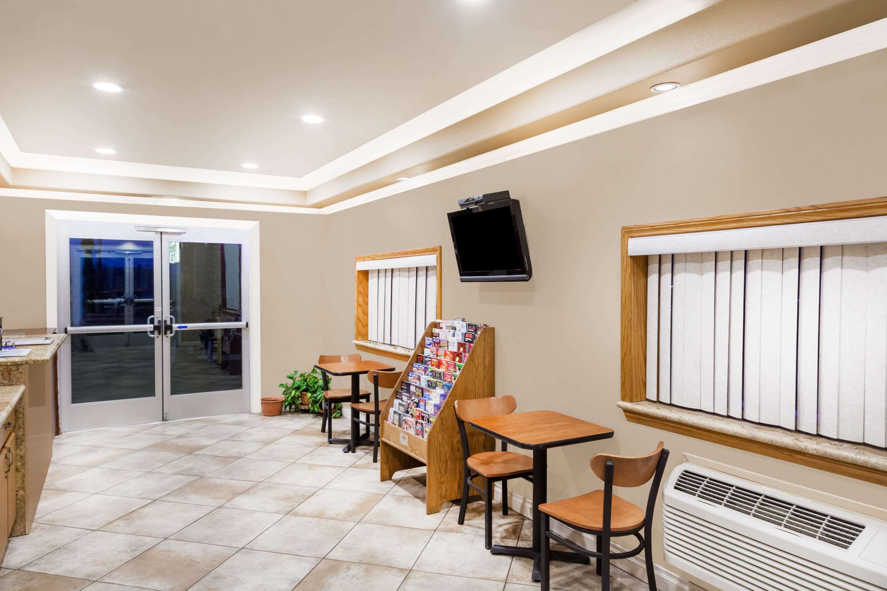 Lobby | Travelodge by Wyndham Barstow