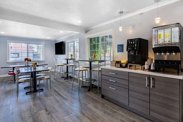  - Super 8 Motel Ukiah - US 101, Exit 548