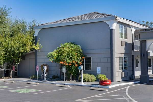  - Super 8 Motel Ukiah - US 101, Exit 548