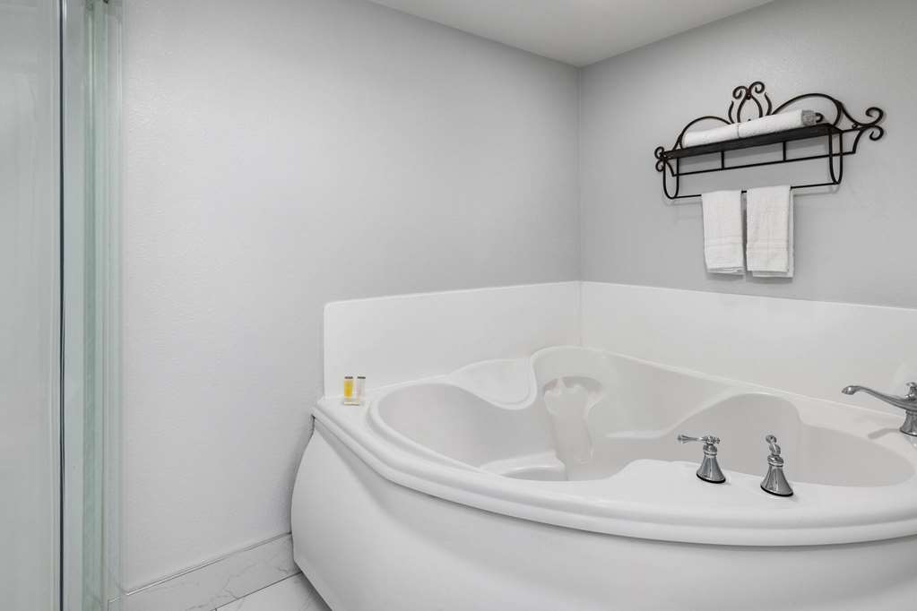 TRAVELODGE BY WYNDHAM, LEMOORE NEAR-guestroom-Guest Room,Tub - Jetted,Suite,On-Site.jpg
