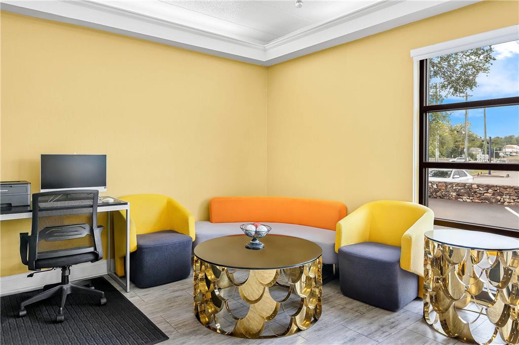 DAYS INN BY WYNDHAM, SALEM-guestroom-Sitting area,On-Site.jpg