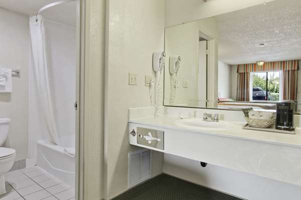  - Travelodge Anaheim Inn & Suites on Disneyland Drive - I-5, Exit 110