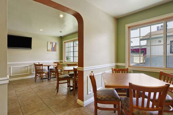  - Travelodge Anaheim Inn & Suites on Disneyland Drive - I-5, Exit 110