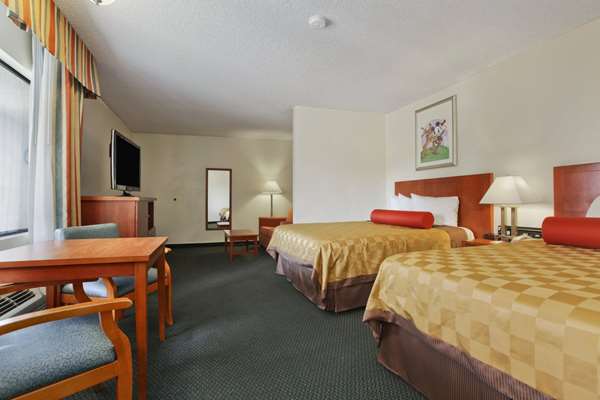 Suite - Travelodge Anaheim Inn & Suites on Disneyland Drive - I-5, Exit 110