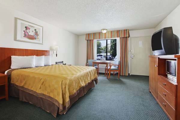  - Travelodge Anaheim Inn & Suites on Disneyland Drive - I-5, Exit 110