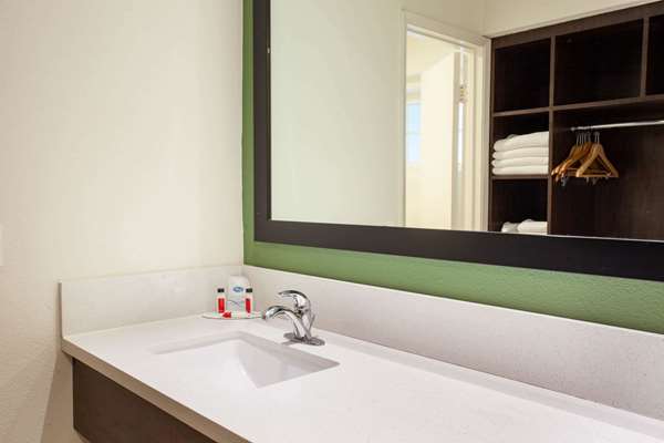  - Travelodge Anaheim Inn & Suites on Disneyland Drive - I-5, Exit 110