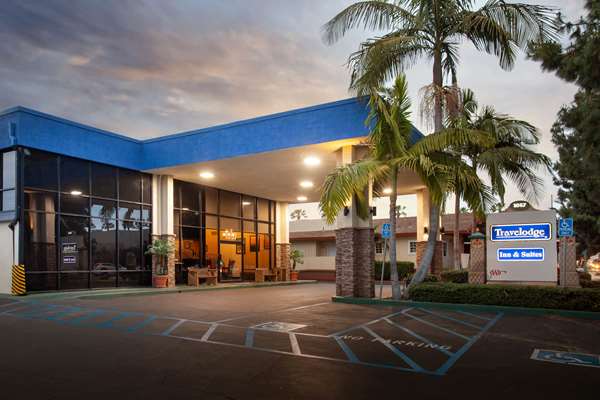 Exterior view - Travelodge Anaheim Inn & Suites on Disneyland Drive - I-5, Exit 110