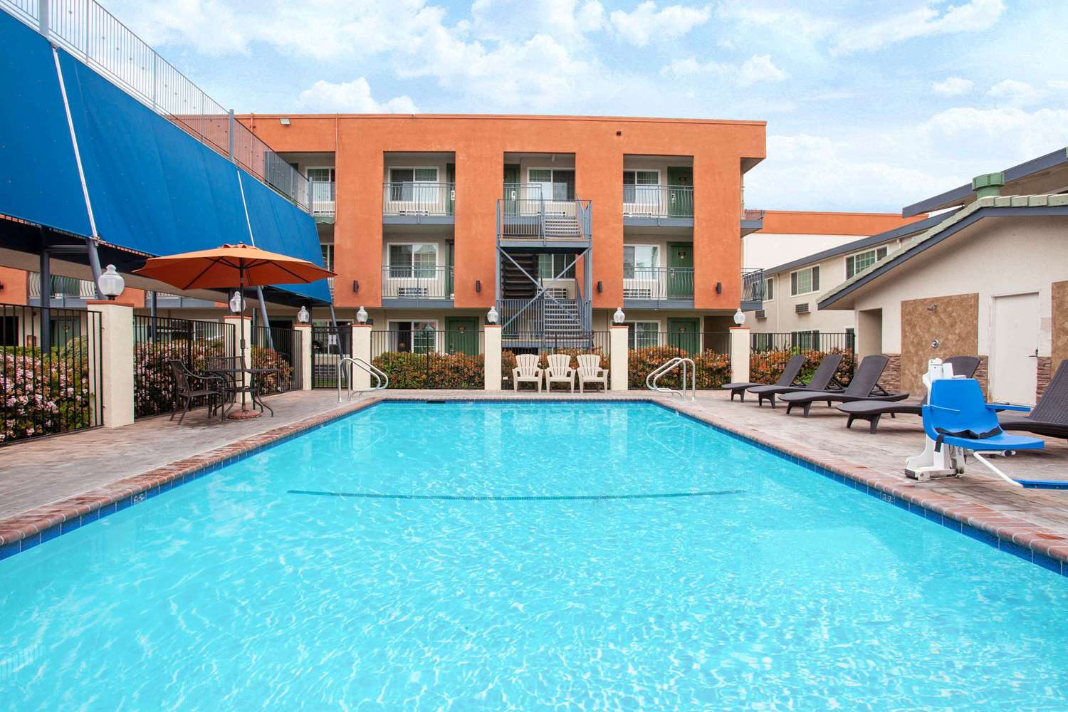 Travelodge Anaheim Inn & Suites on Disneyland Drive I5, Exit 110, CA