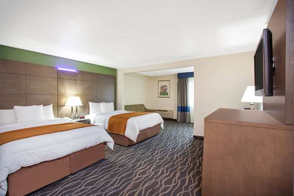 Suite - Travelodge Anaheim Inn & Suites on Disneyland Drive - I-5, Exit 110