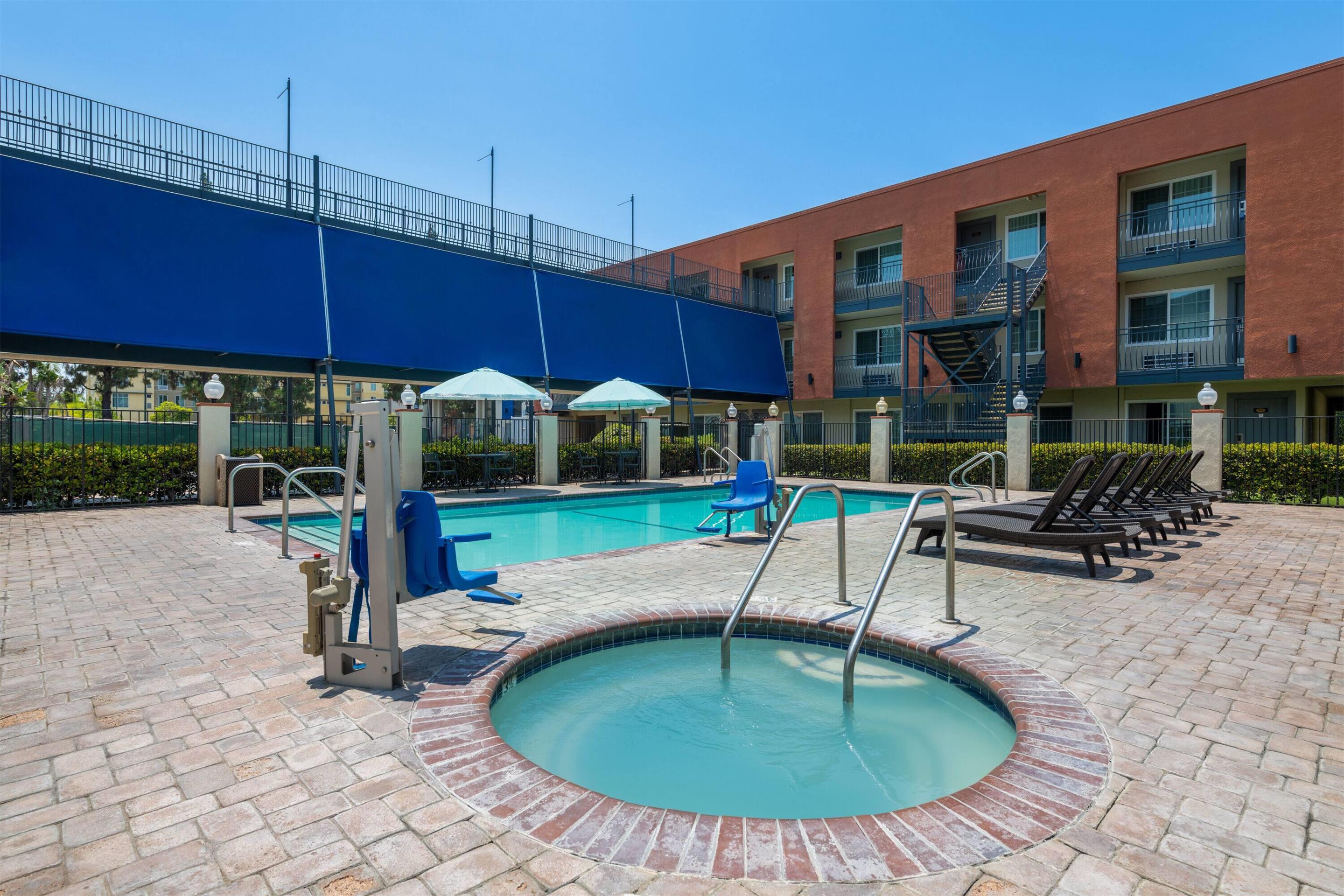 Pool | Travelodge Inn & Suites by Wyndham Anaheim on Disneyland Dr