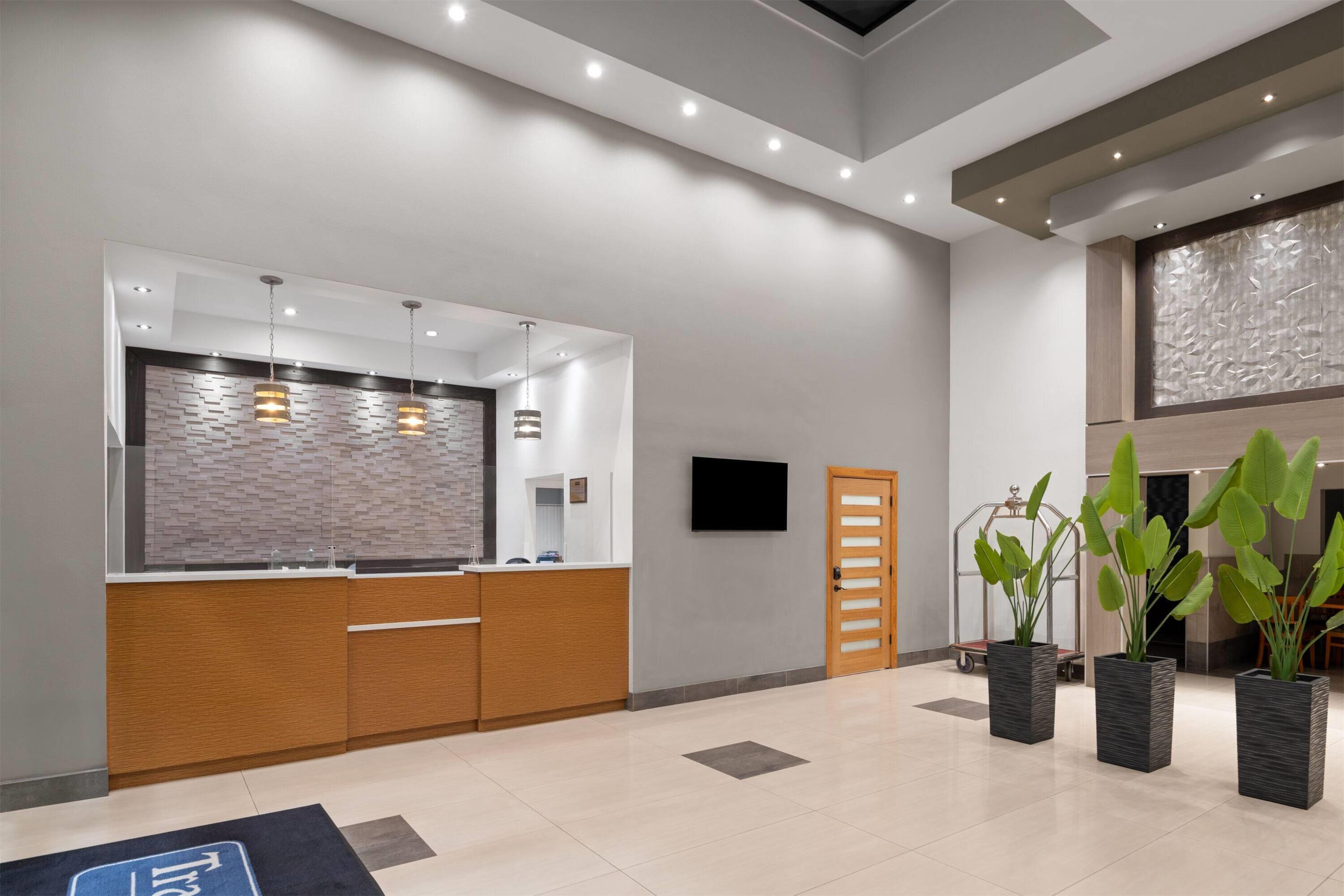 Lobby | Travelodge Inn & Suites by Wyndham Anaheim on Disneyland Dr