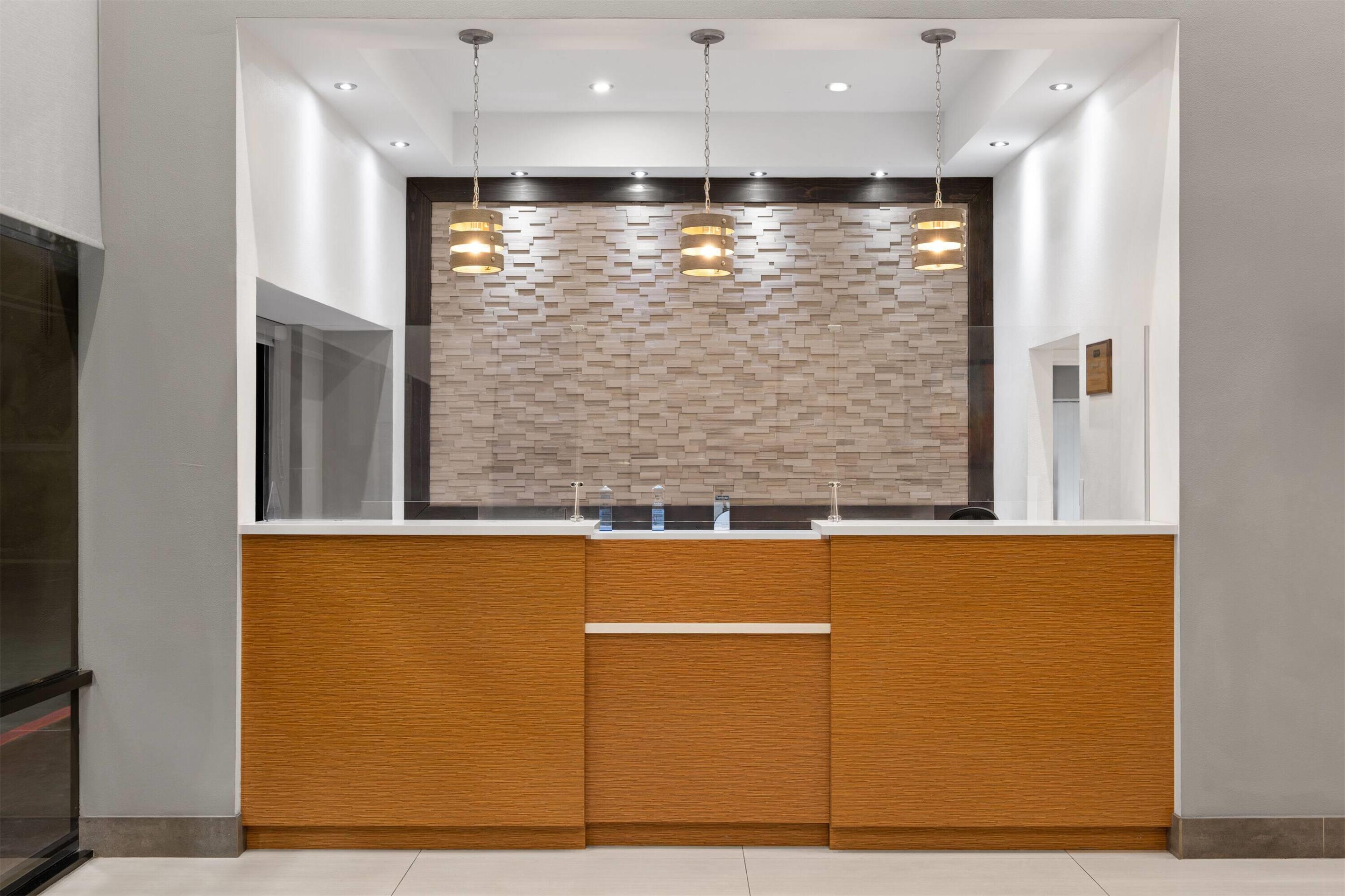 Reception | Travelodge Inn & Suites by Wyndham Anaheim on Disneyland Dr