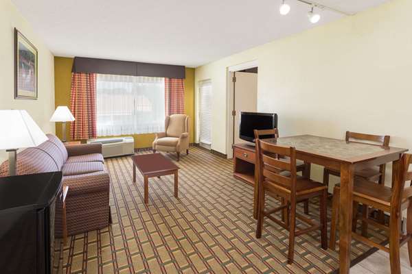 Suite - Ramada Hotel Southeast Asheville - I-240, Exit 8