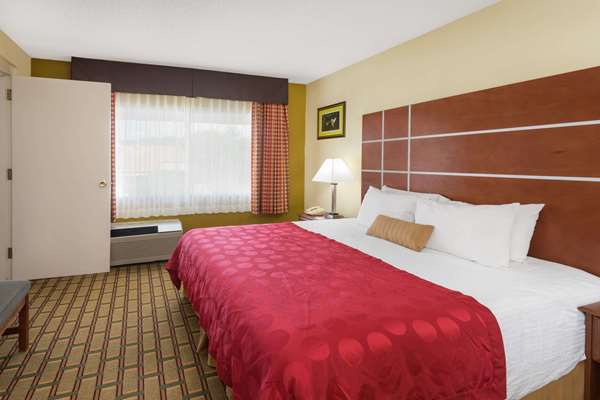 Suite - Ramada Hotel Southeast Asheville - I-240, Exit 8