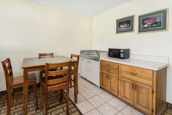 Suite - Ramada Hotel Southeast Asheville - I-240, Exit 8