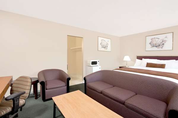 Suite - Howard Johnson Inn Downtown Kamloops