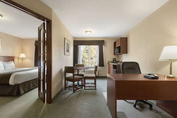 Suite - Days Inn North Thunder Bay