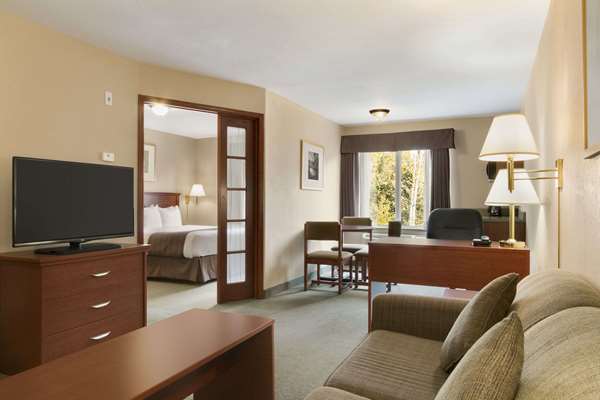 Suite - Days Inn North Thunder Bay