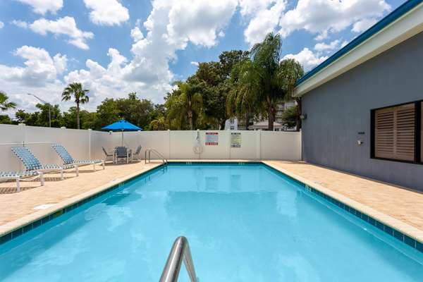 Pool - Days Inn & Suites Lakeland - I-4, Exit 33