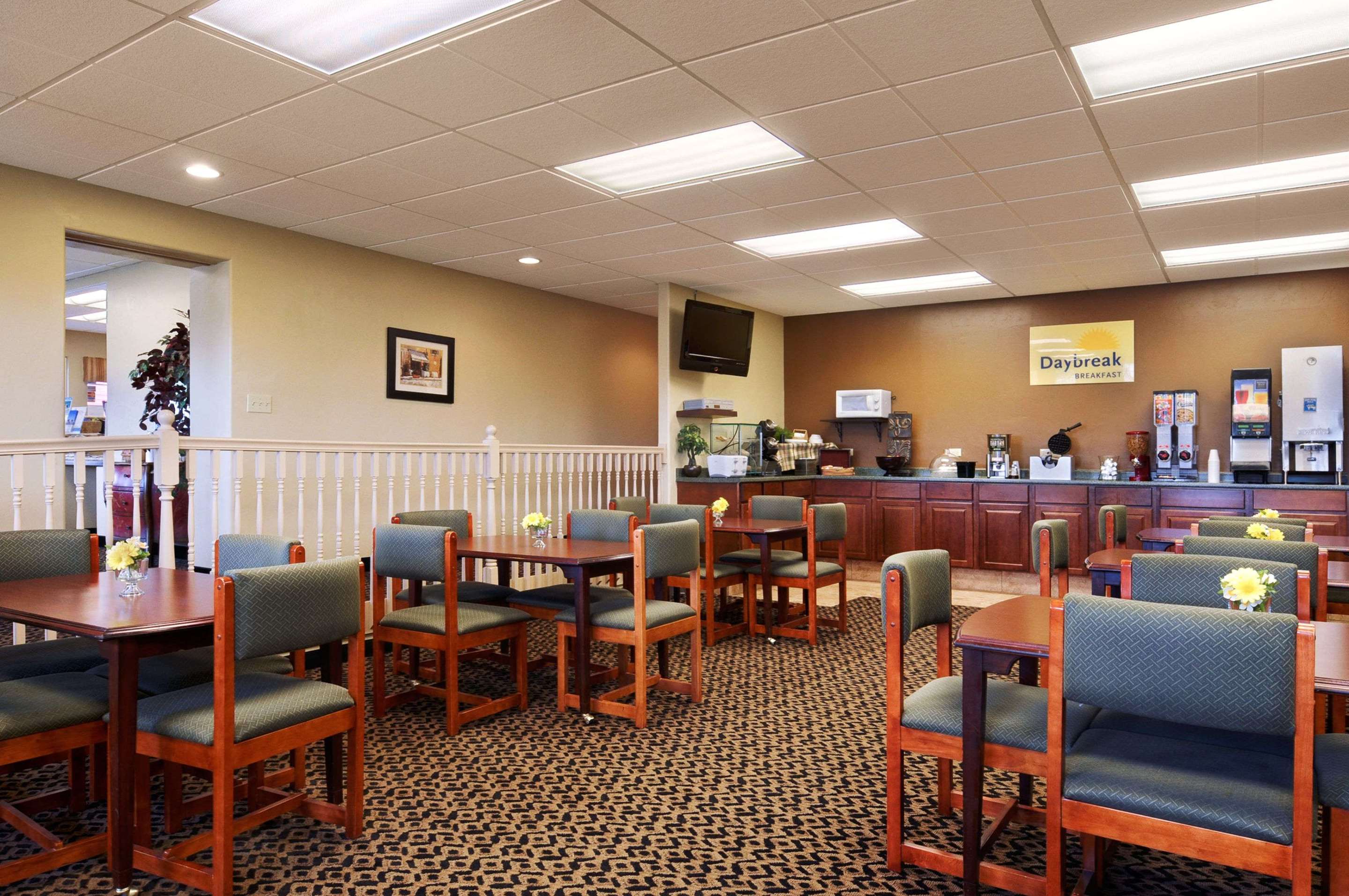 Breakfast Area | Days Inn by Wyndham Montrose