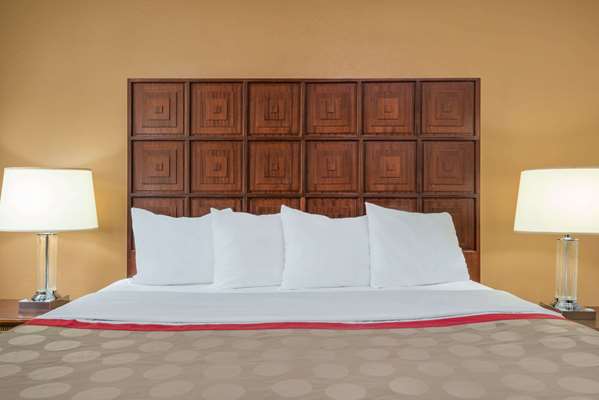 Suite - Ramada Inn North Columbus - I-270, Exit 27