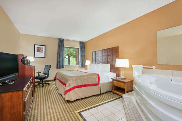 Suite - Ramada Inn North Columbus - I-270, Exit 27
