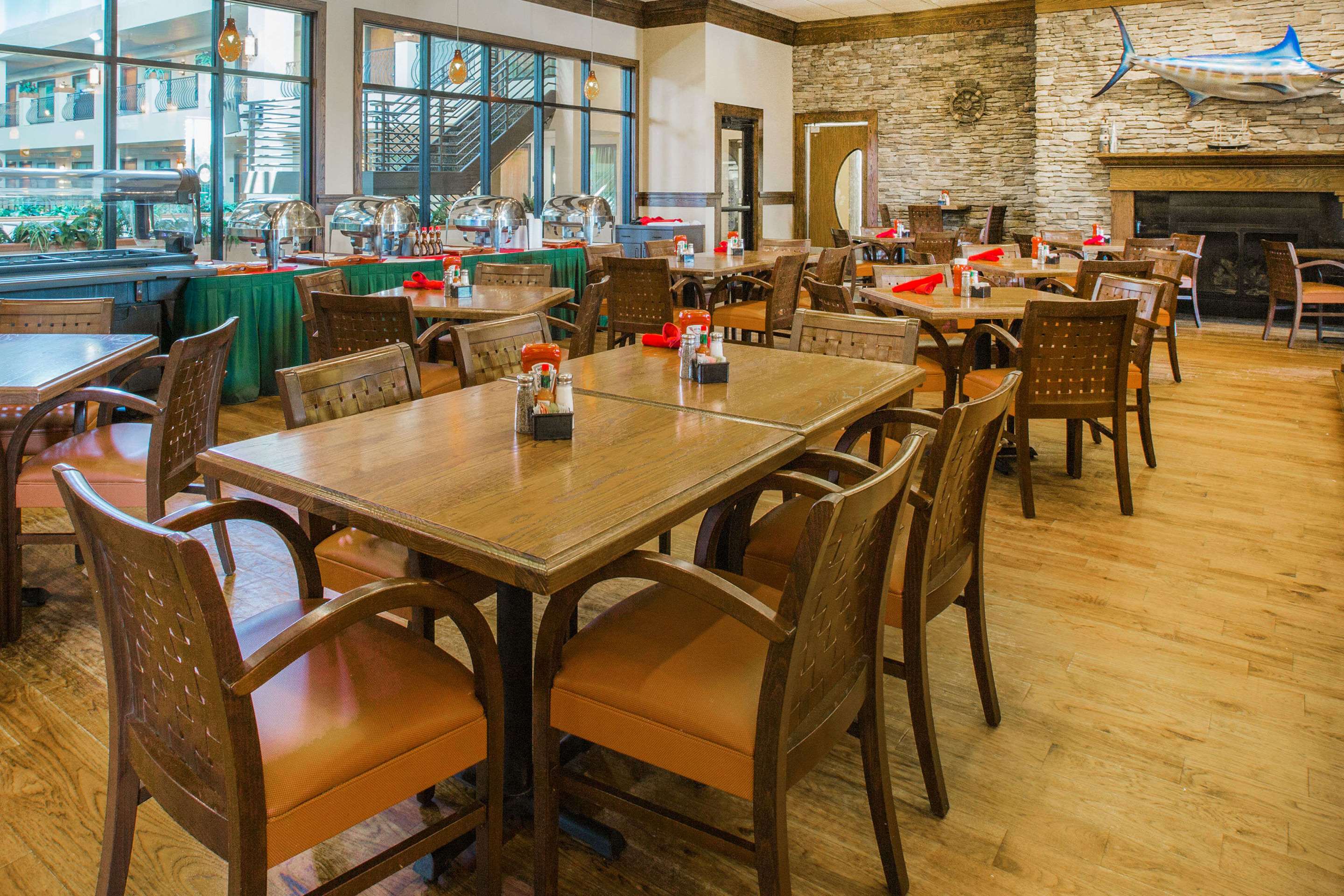 Restaurant | Ramada by Wyndham Des Moines Tropics Resort & Conference Ctr