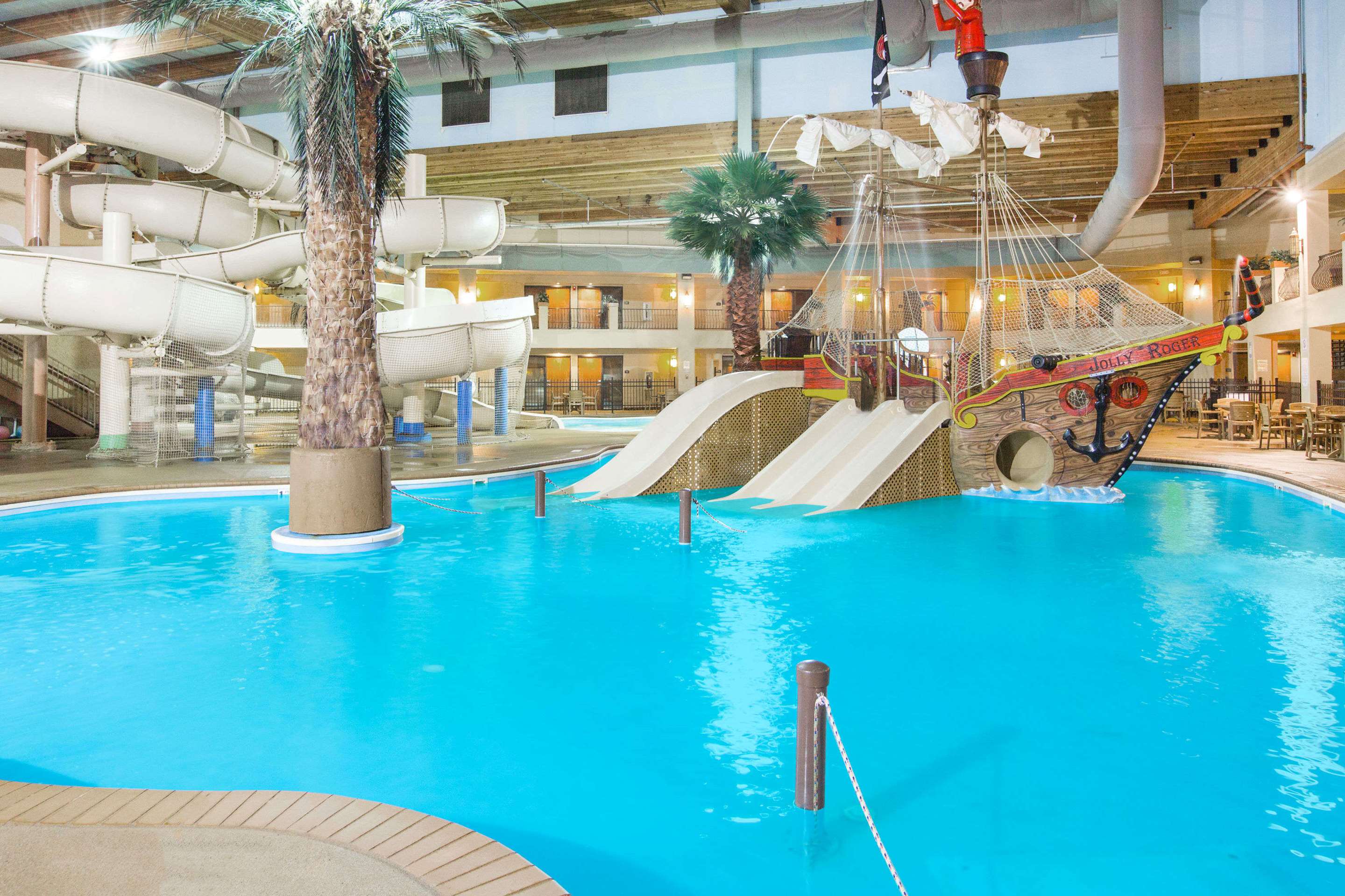 Pool | Ramada by Wyndham Des Moines Tropics Resort & Conference Ctr