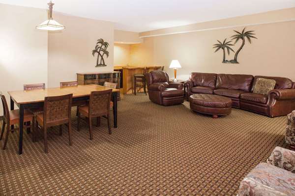 Suite - Ramada Tropics Resort & Conference Center Des Moines - I-35 & I-80, Exit 131