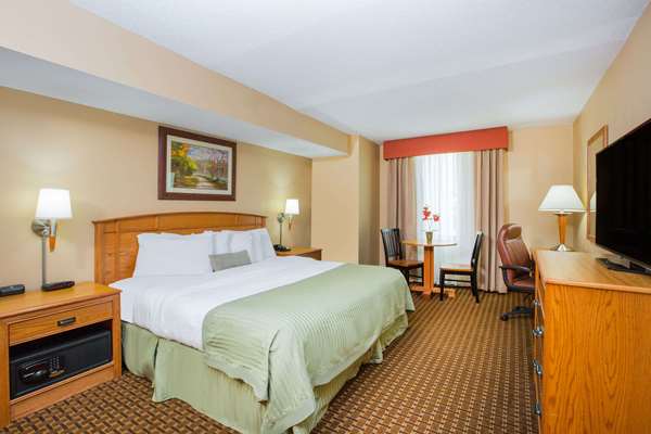 Suite - Ramada Tropics Resort & Conference Center Des Moines - I-35 & I-80, Exit 131
