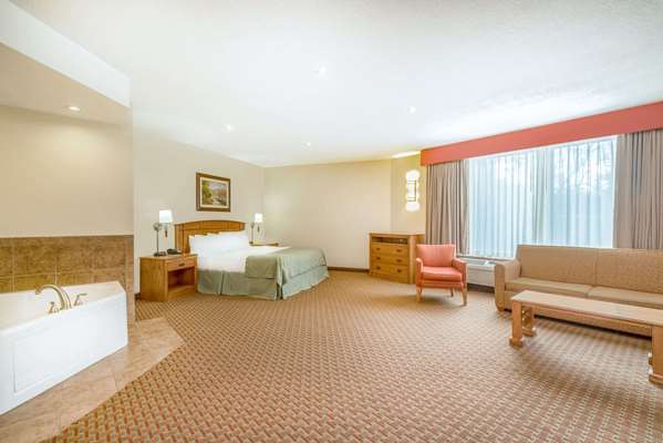 Suite - Ramada Tropics Resort & Conference Center Des Moines - I-35 & I-80, Exit 131