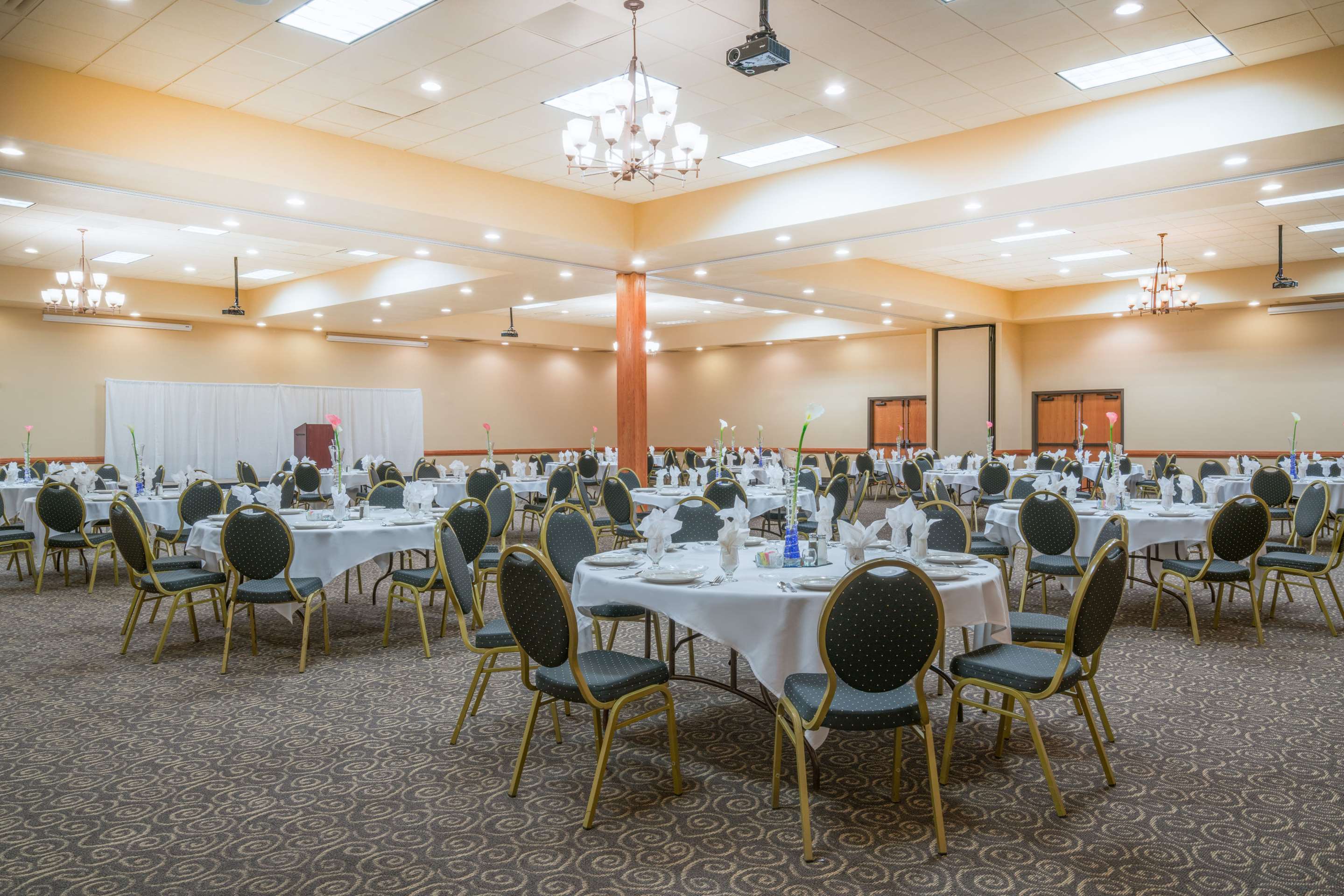 Ballroom | Ramada by Wyndham Des Moines Tropics Resort & Conference Ctr