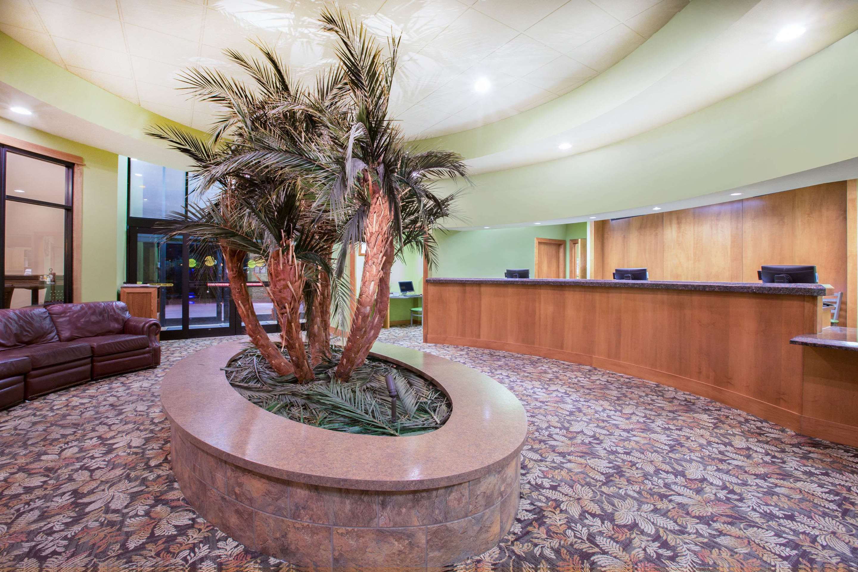 Lobby | Ramada by Wyndham Des Moines Tropics Resort & Conference Ctr