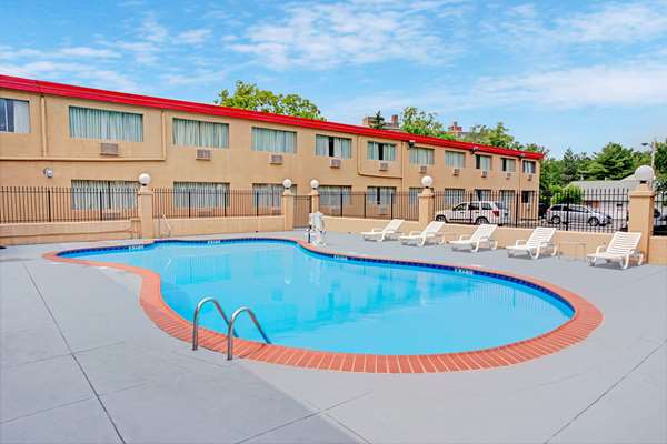 Pool - Howard Johnson Inn Pikesville