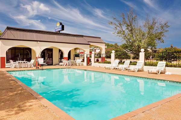 Pool - Days Inn & Suites Starkville