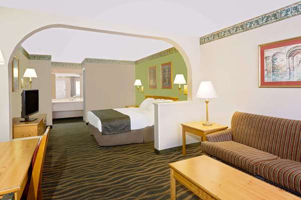  - Days Inn & Suites Starkville