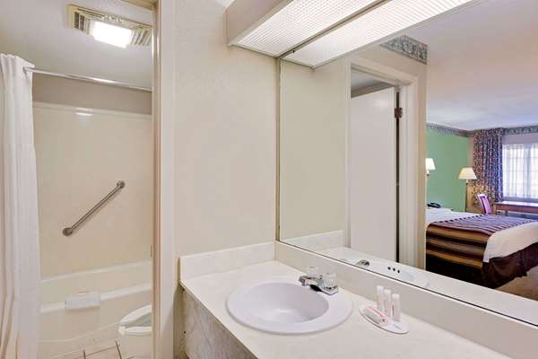  - Days Inn & Suites Starkville