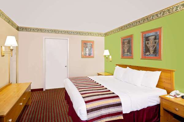  - Days Inn & Suites Starkville