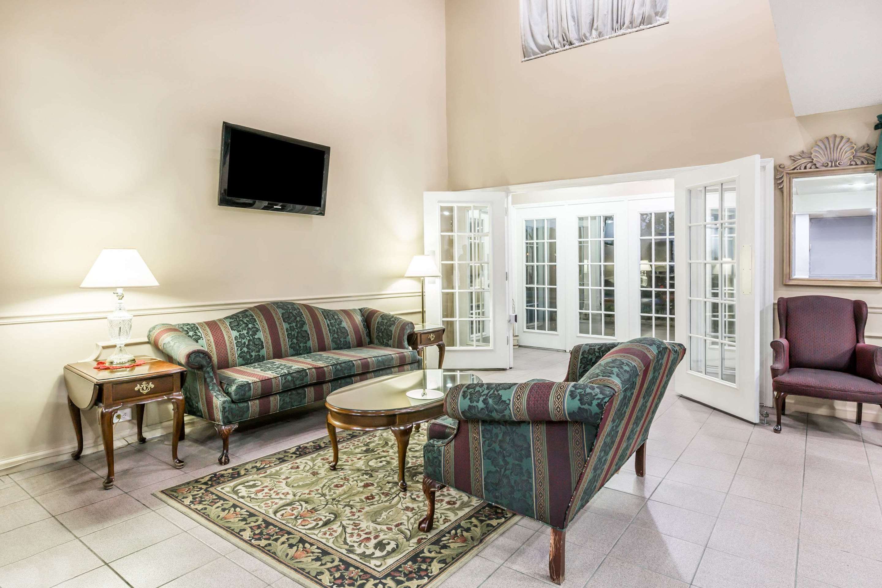 Lobby | Super 8 by Wyndham Clinton