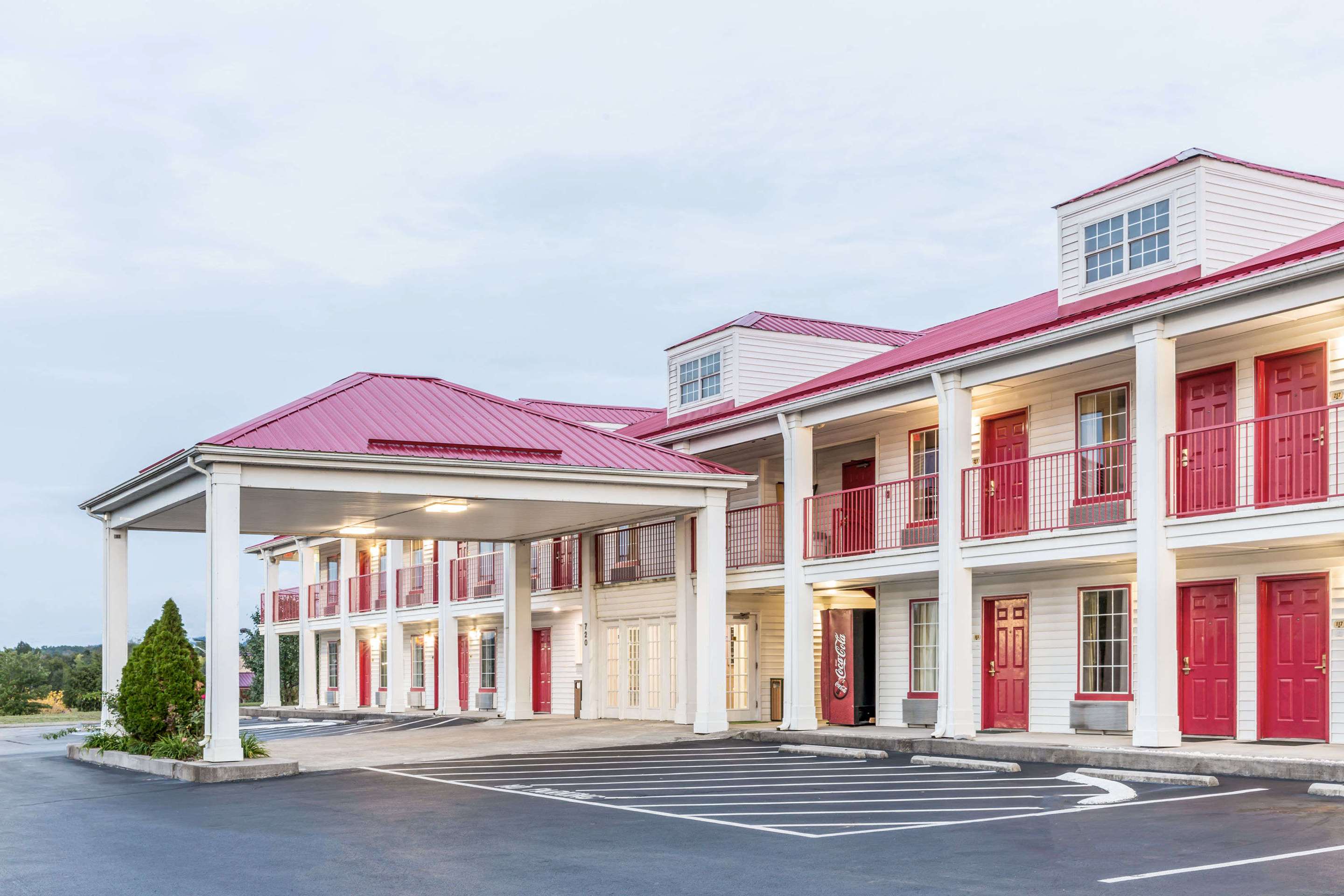 Welcome to the Super 8 Clinton | Super 8 by Wyndham Clinton