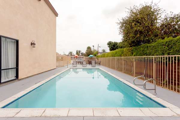 Pool - Howard Johnson Inn & Suites Pico Rivera - I-605, Exit 15