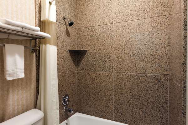  - Howard Johnson Inn & Suites Pico Rivera - I-605, Exit 15