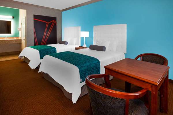  - Howard Johnson Inn & Suites Pico Rivera - I-605, Exit 15