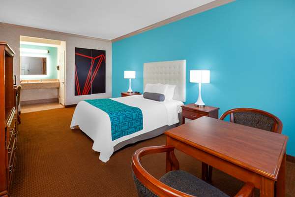 - Howard Johnson Inn & Suites Pico Rivera - I-605, Exit 15