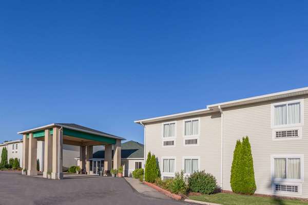 Exterior view - Days Inn & Suites Dundee