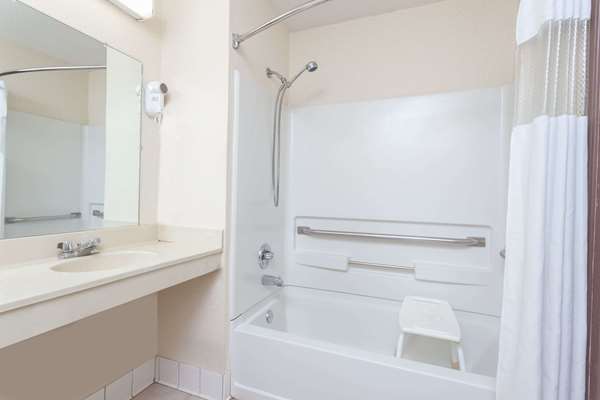  - Days Inn & Suites Dundee