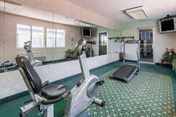 Fitness/ Exercise Room - Days Inn & Suites Dundee